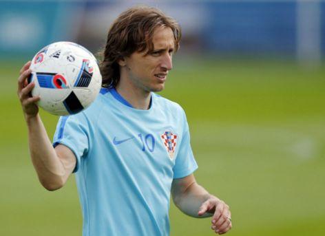 记者：由于格雷茨卡的未来不明朗，拜仁将巴莱巴加入引援清单